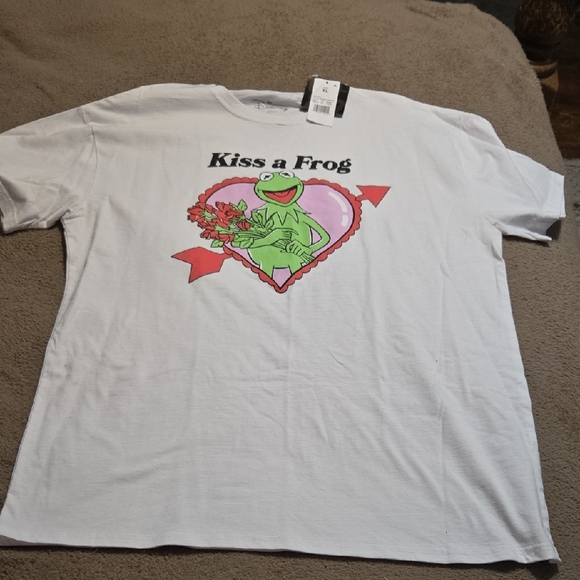SP5 NWT Disney Muppets Kermit Kiss A Frog T-Shirt Men's Sz XL White Roses - Picture 3 of 9